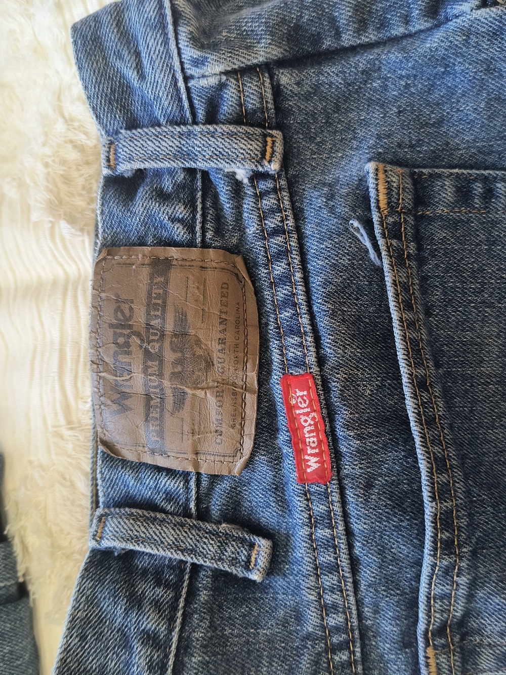 Wrangler Men's Relaxed Fit Denim Jeans in Medium Blue with Red Tag